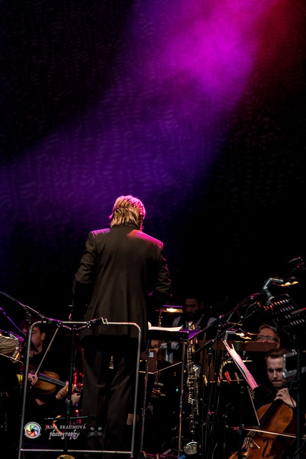 Aneta Langerová s Karlovarským symfonickým orchestrem postavila fanoušky na nohy 