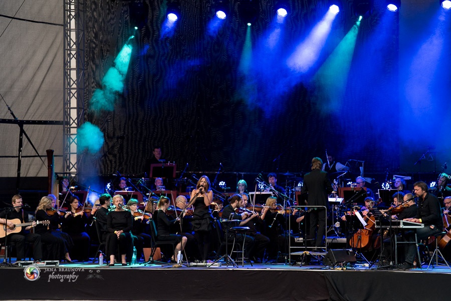 Aneta Langerová s Karlovarským symfonickým orchestrem postavila fanoušky na nohy 