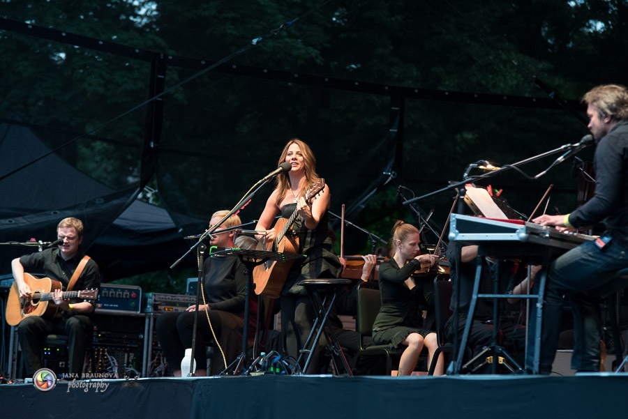 Aneta Langerová s Karlovarským symfonickým orchestrem postavila fanoušky na nohy 