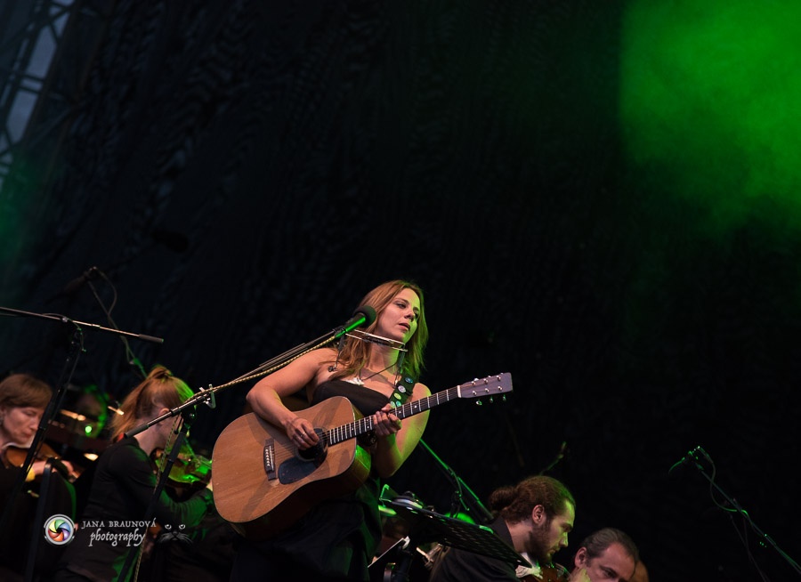 Aneta Langerová s Karlovarským symfonickým orchestrem postavila fanoušky na nohy 