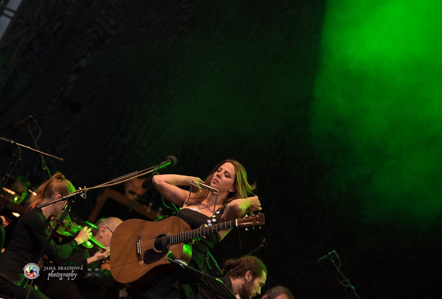 Aneta Langerová s Karlovarským symfonickým orchestrem postavila fanoušky na nohy 