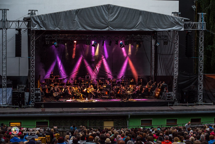 Aneta Langerová s Karlovarským symfonickým orchestrem postavila fanoušky na nohy 