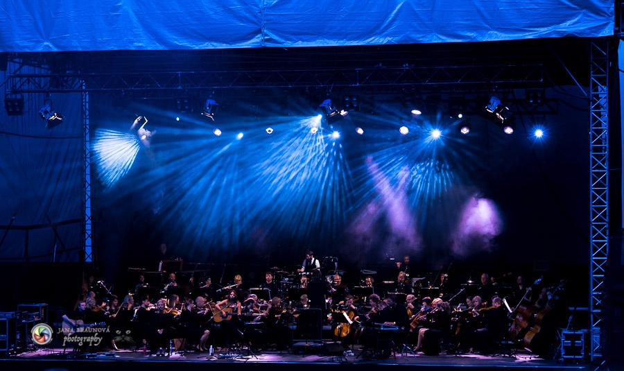 Aneta Langerová s Karlovarským symfonickým orchestrem postavila fanoušky na nohy 