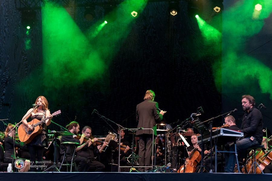 Aneta Langerová s Karlovarským symfonickým orchestrem postavila fanoušky na nohy 