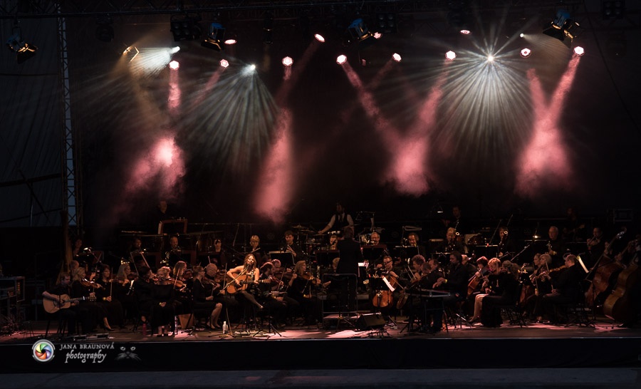 Aneta Langerová s Karlovarským symfonickým orchestrem postavila fanoušky na nohy 