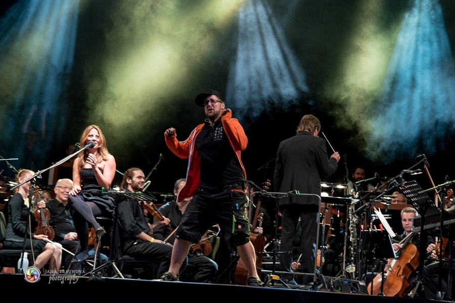 Aneta Langerová s Karlovarským symfonickým orchestrem postavila fanoušky na nohy 