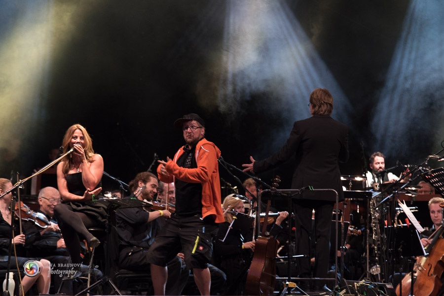 Aneta Langerová s Karlovarským symfonickým orchestrem postavila fanoušky na nohy 
