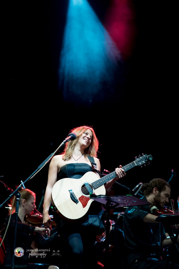 Aneta Langerová s Karlovarským symfonickým orchestrem postavila fanoušky na nohy 