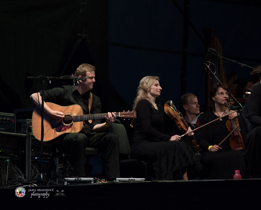Aneta Langerová s Karlovarským symfonickým orchestrem postavila fanoušky na nohy 