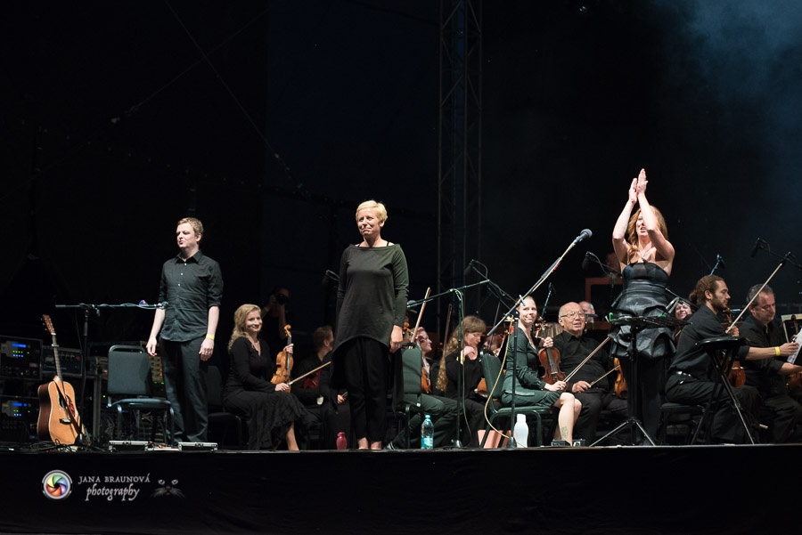 Aneta Langerová s Karlovarským symfonickým orchestrem postavila fanoušky na nohy 