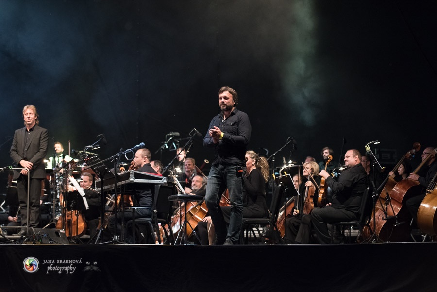 Aneta Langerová s Karlovarským symfonickým orchestrem postavila fanoušky na nohy 