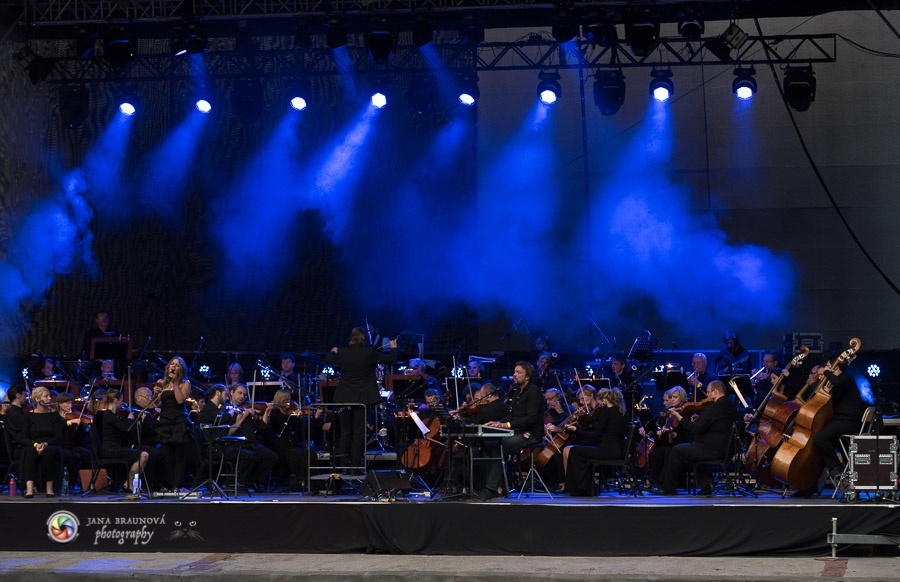 Aneta Langerová s Karlovarským symfonickým orchestrem postavila fanoušky na nohy 