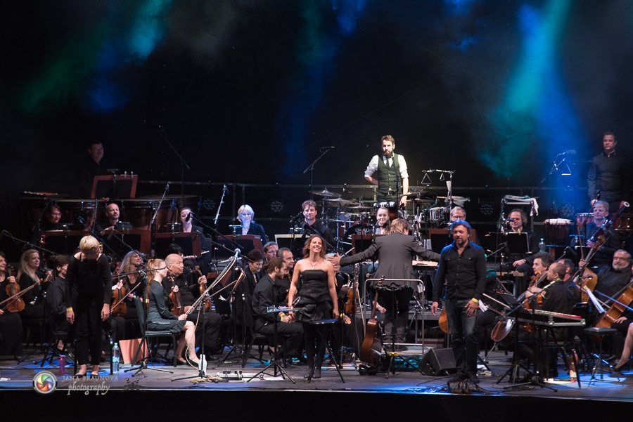 Aneta Langerová s Karlovarským symfonickým orchestrem postavila fanoušky na nohy 