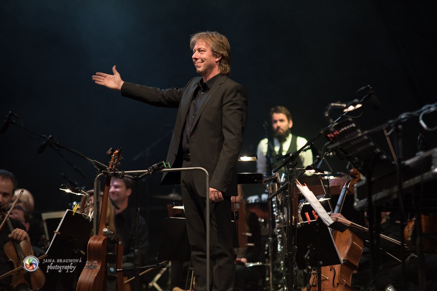 Aneta Langerová s Karlovarským symfonickým orchestrem postavila fanoušky na nohy 