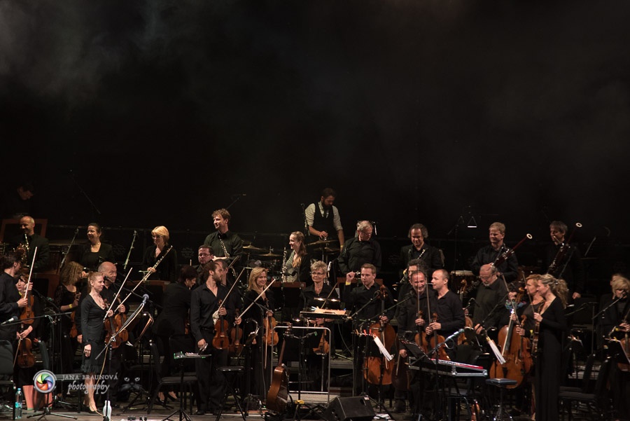 Aneta Langerová s Karlovarským symfonickým orchestrem postavila fanoušky na nohy 