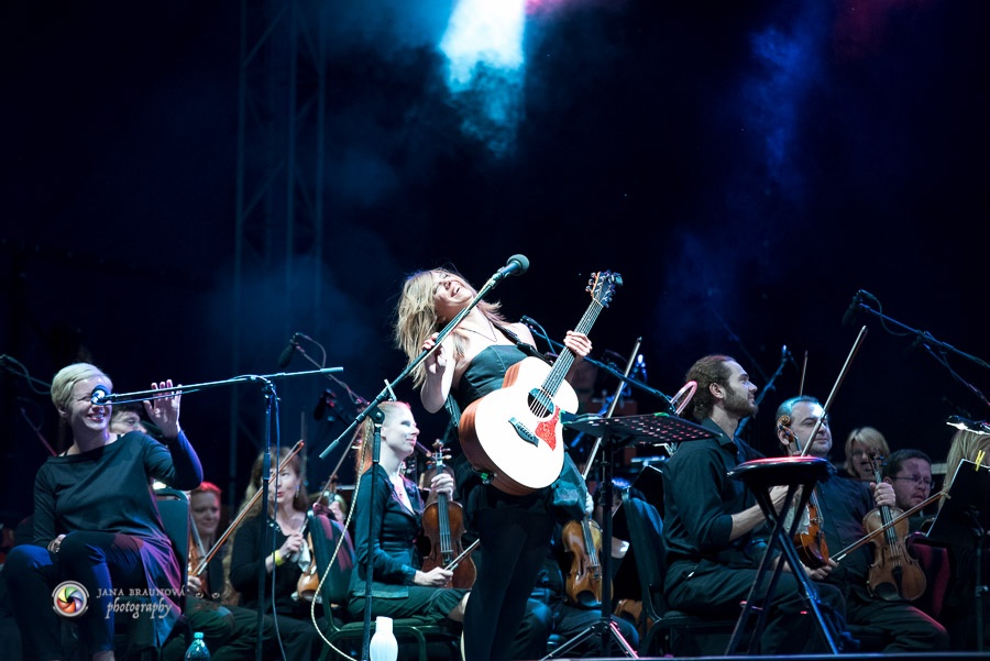 Aneta Langerová s Karlovarským symfonickým orchestrem postavila fanoušky na nohy 