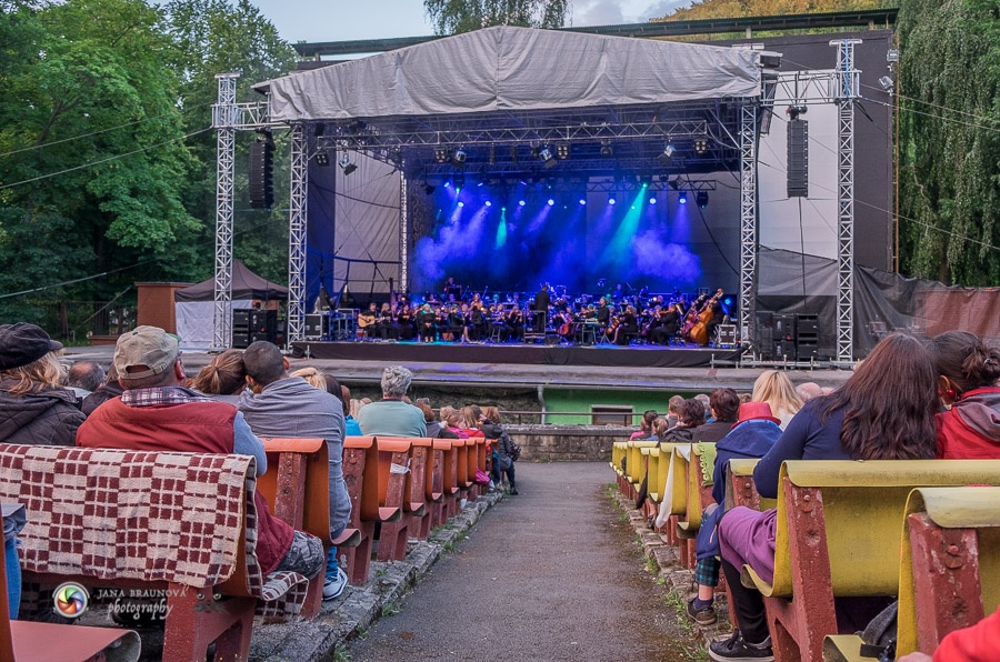 Aneta Langerová s Karlovarským symfonickým orchestrem postavila fanoušky na nohy 
