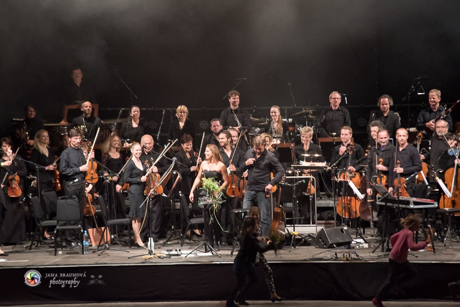 Aneta Langerová s Karlovarským symfonickým orchestrem postavila fanoušky na nohy 