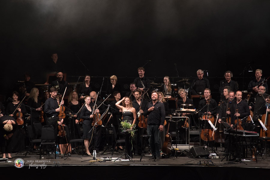 Aneta Langerová s Karlovarským symfonickým orchestrem postavila fanoušky na nohy 