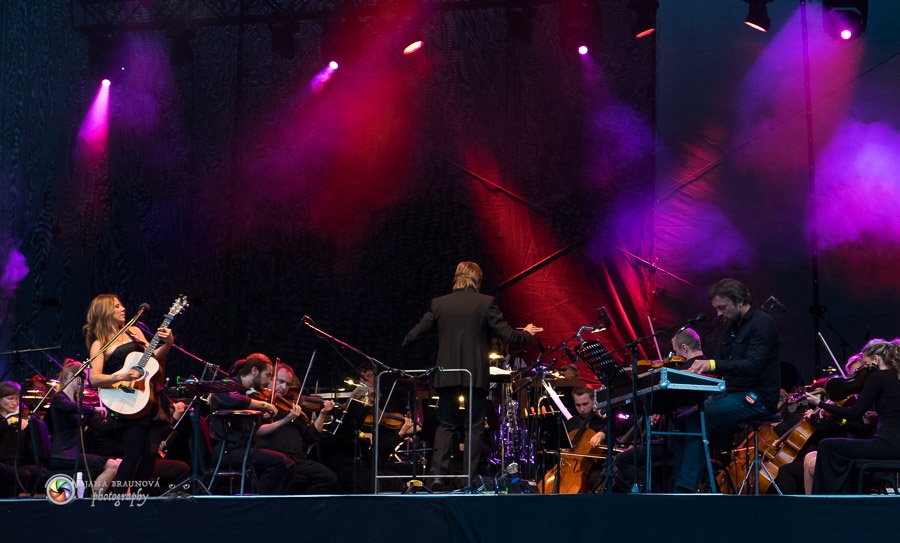Aneta Langerová s Karlovarským symfonickým orchestrem postavila fanoušky na nohy 