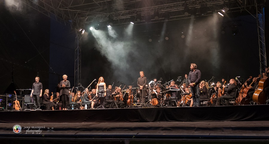 Aneta Langerová s Karlovarským symfonickým orchestrem postavila fanoušky na nohy 
