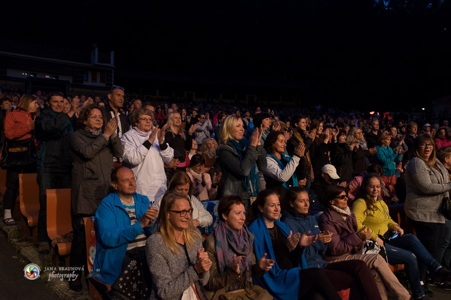 Aneta Langerová s Karlovarským symfonickým orchestrem postavila fanoušky na nohy 