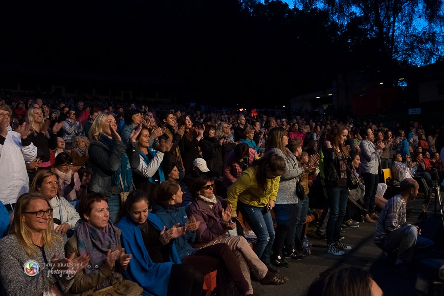 Aneta Langerová s Karlovarským symfonickým orchestrem postavila fanoušky na nohy 