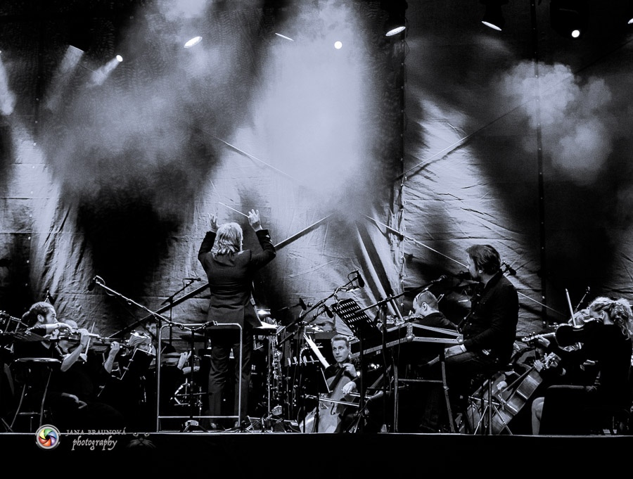 Aneta Langerová s Karlovarským symfonickým orchestrem postavila fanoušky na nohy 