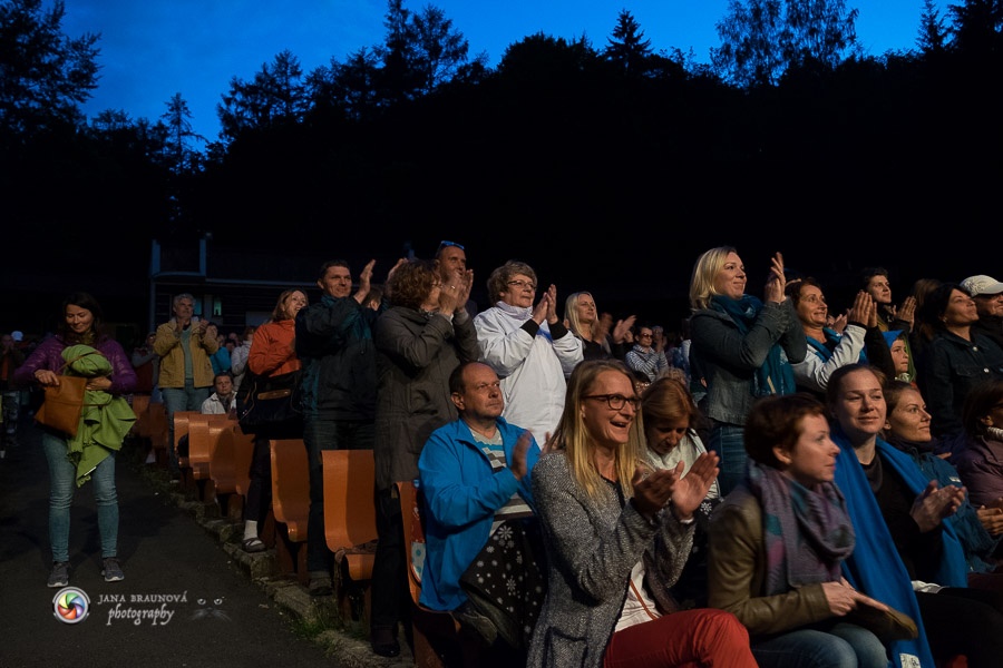 Aneta Langerová s Karlovarským symfonickým orchestrem postavila fanoušky na nohy 