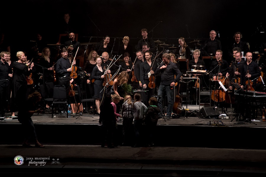 Aneta Langerová s Karlovarským symfonickým orchestrem postavila fanoušky na nohy 
