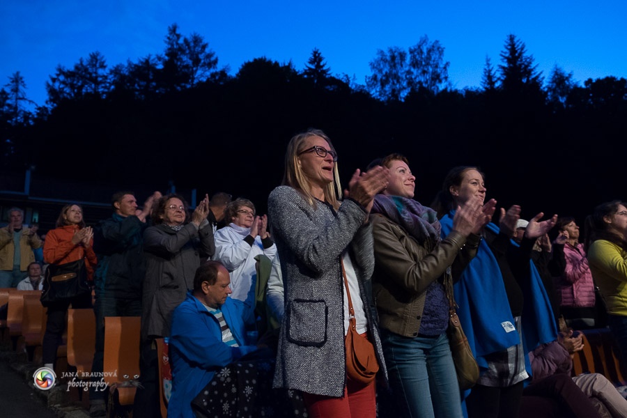 Aneta Langerová s Karlovarským symfonickým orchestrem postavila fanoušky na nohy 