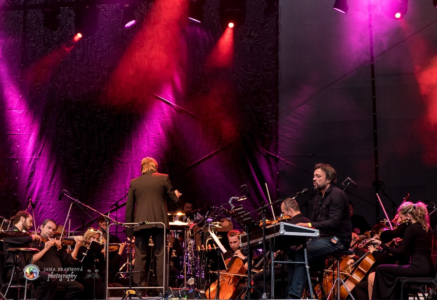 Aneta Langerová s Karlovarským symfonickým orchestrem postavila fanoušky na nohy 