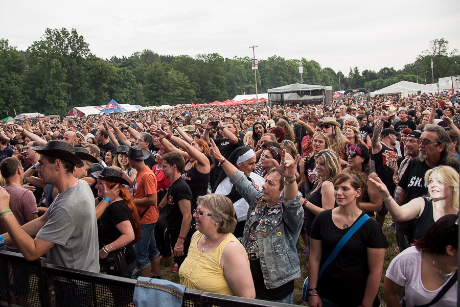 V Holýšově odstartoval ďábelský mejdan. Festival Pekelný ostrov vítá Rybičky 48 nebo Chinaski