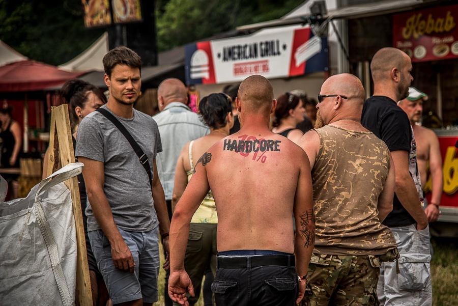 V Holýšově odstartoval ďábelský mejdan. Festival Pekelný ostrov vítá Rybičky 48 nebo Chinaski