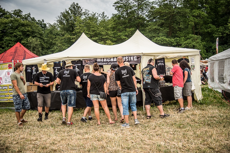 V Holýšově odstartoval ďábelský mejdan. Festival Pekelný ostrov vítá Rybičky 48 nebo Chinaski