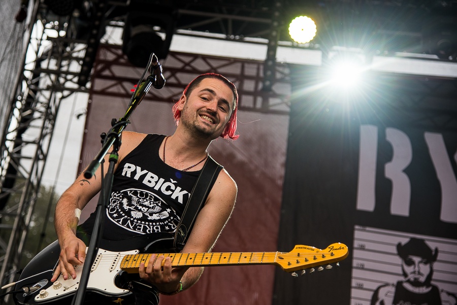 V Holýšově odstartoval ďábelský mejdan. Festival Pekelný ostrov vítá Rybičky 48 nebo Chinaski