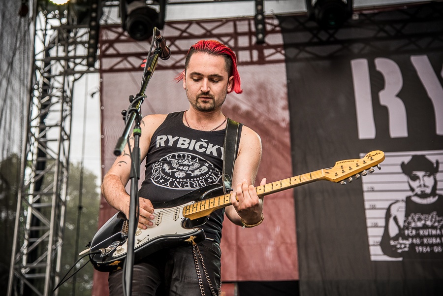 V Holýšově odstartoval ďábelský mejdan. Festival Pekelný ostrov vítá Rybičky 48 nebo Chinaski