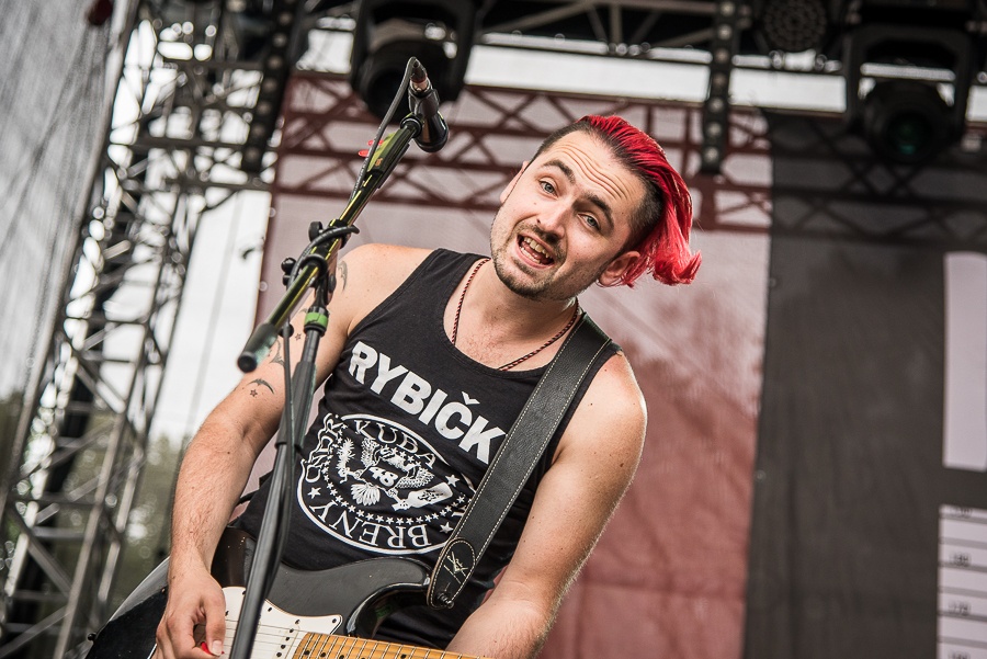 V Holýšově odstartoval ďábelský mejdan. Festival Pekelný ostrov vítá Rybičky 48 nebo Chinaski