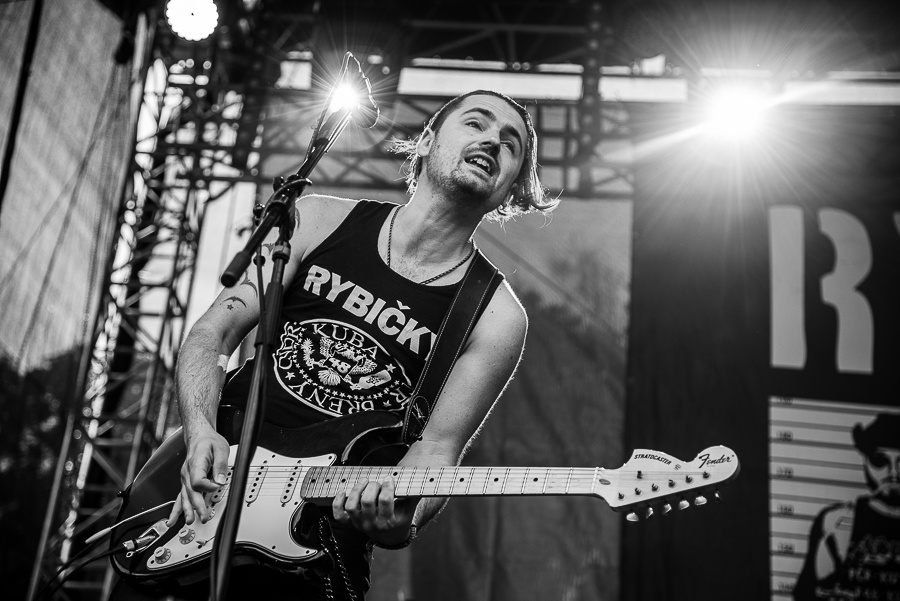 V Holýšově odstartoval ďábelský mejdan. Festival Pekelný ostrov vítá Rybičky 48 nebo Chinaski