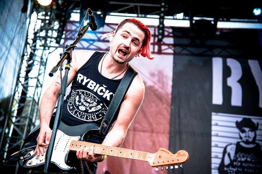 V Holýšově odstartoval ďábelský mejdan. Festival Pekelný ostrov vítá Rybičky 48 nebo Chinaski