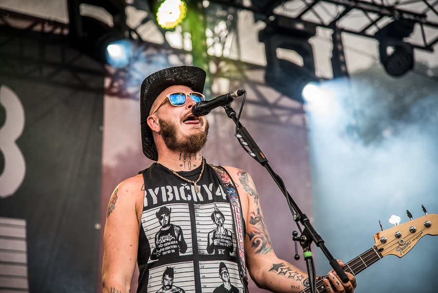 V Holýšově odstartoval ďábelský mejdan. Festival Pekelný ostrov vítá Rybičky 48 nebo Chinaski