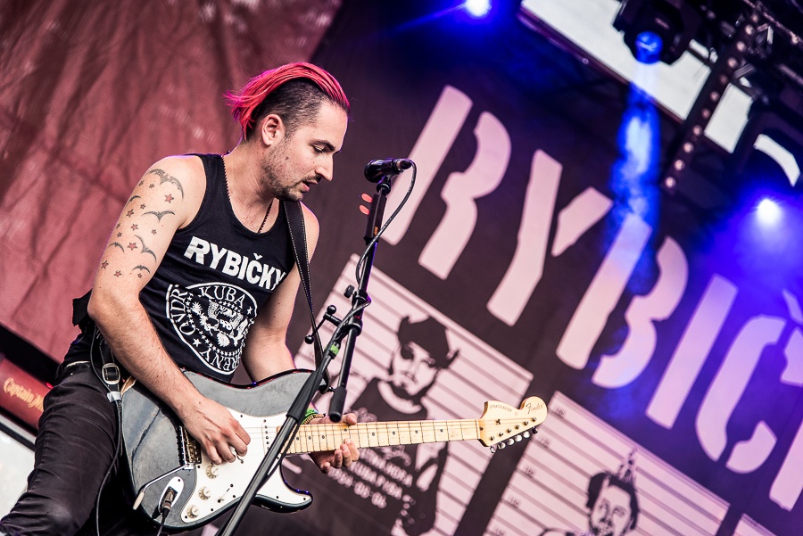 V Holýšově odstartoval ďábelský mejdan. Festival Pekelný ostrov vítá Rybičky 48 nebo Chinaski