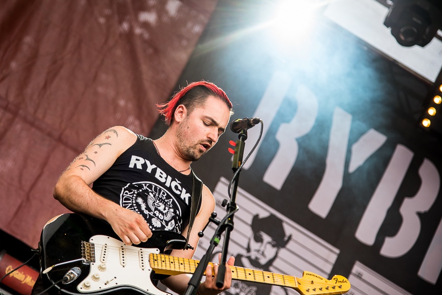 V Holýšově odstartoval ďábelský mejdan. Festival Pekelný ostrov vítá Rybičky 48 nebo Chinaski