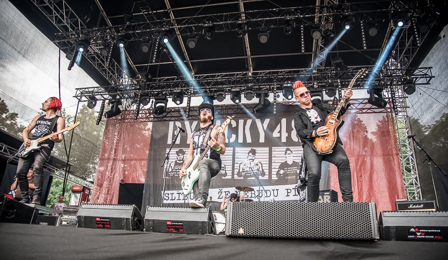 V Holýšově odstartoval ďábelský mejdan. Festival Pekelný ostrov vítá Rybičky 48 nebo Chinaski