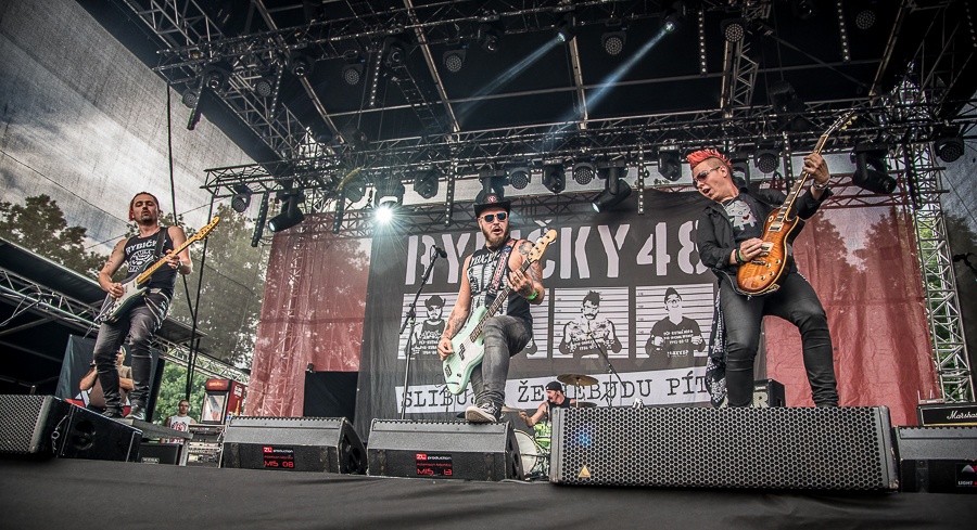 V Holýšově odstartoval ďábelský mejdan. Festival Pekelný ostrov vítá Rybičky 48 nebo Chinaski