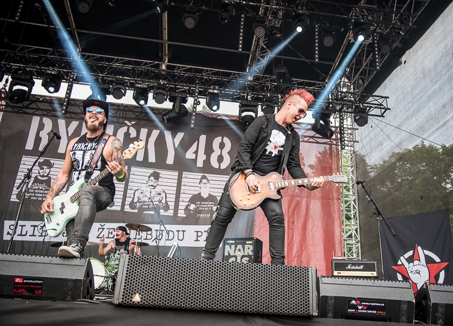 V Holýšově odstartoval ďábelský mejdan. Festival Pekelný ostrov vítá Rybičky 48 nebo Chinaski