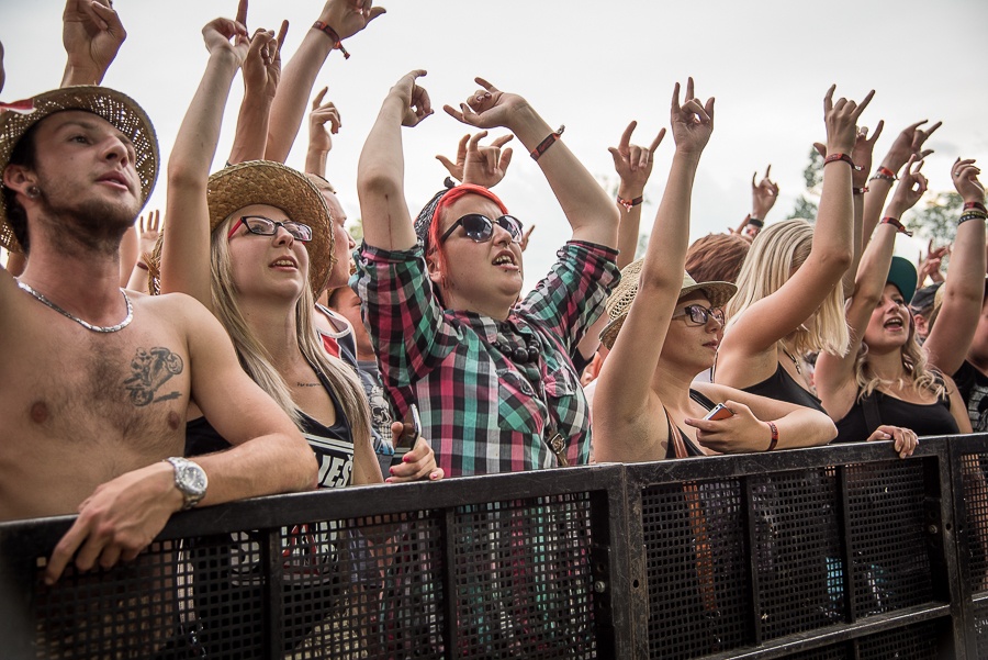 V Holýšově odstartoval ďábelský mejdan. Festival Pekelný ostrov vítá Rybičky 48 nebo Chinaski