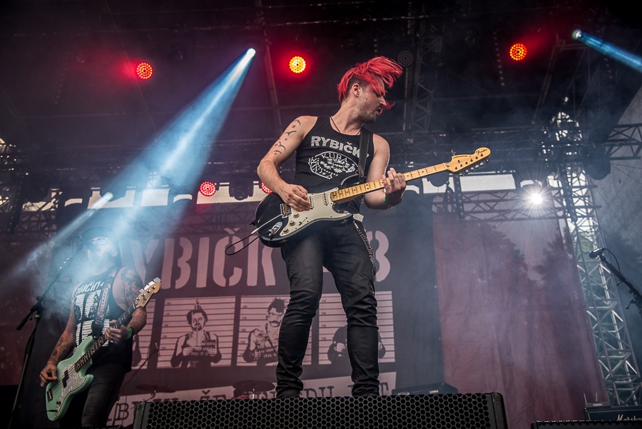 V Holýšově odstartoval ďábelský mejdan. Festival Pekelný ostrov vítá Rybičky 48 nebo Chinaski