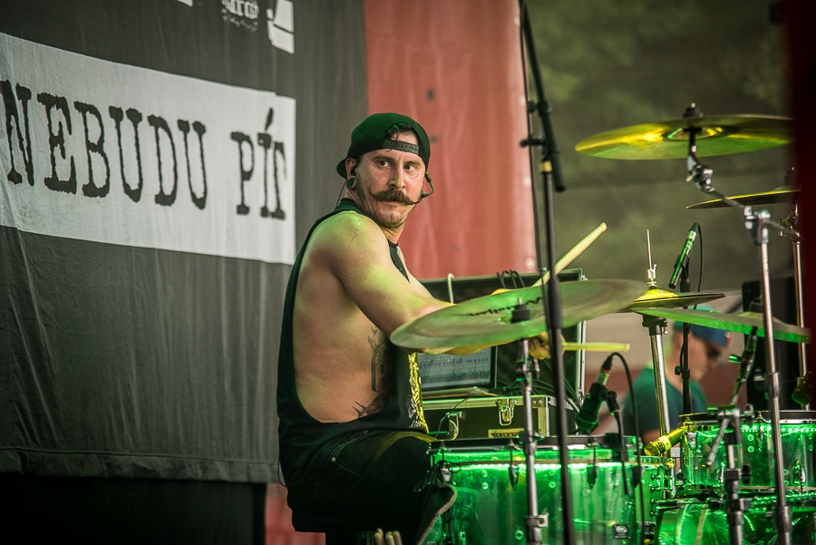 V Holýšově odstartoval ďábelský mejdan. Festival Pekelný ostrov vítá Rybičky 48 nebo Chinaski