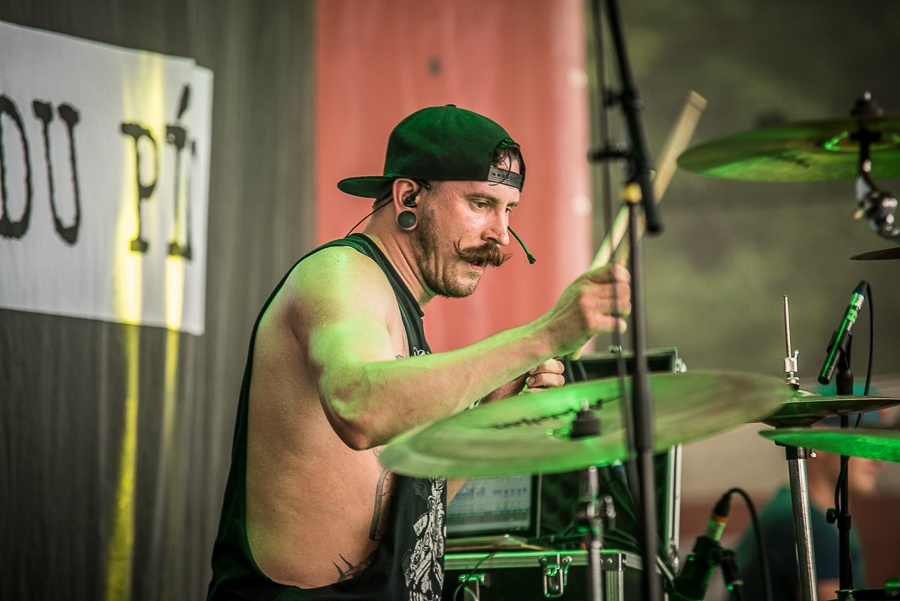 V Holýšově odstartoval ďábelský mejdan. Festival Pekelný ostrov vítá Rybičky 48 nebo Chinaski